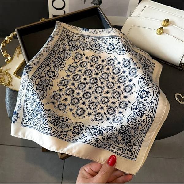 Paisleymönstrad blå och vit fyrkantig sidenscarf, 68 cm.