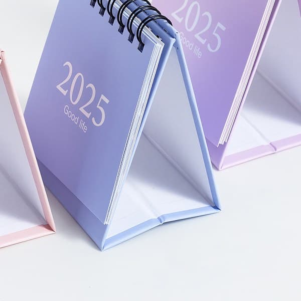 2025 Skrivebordskalender Årlig Månedlig Daglig Planlegger Tidsstyring Lilla