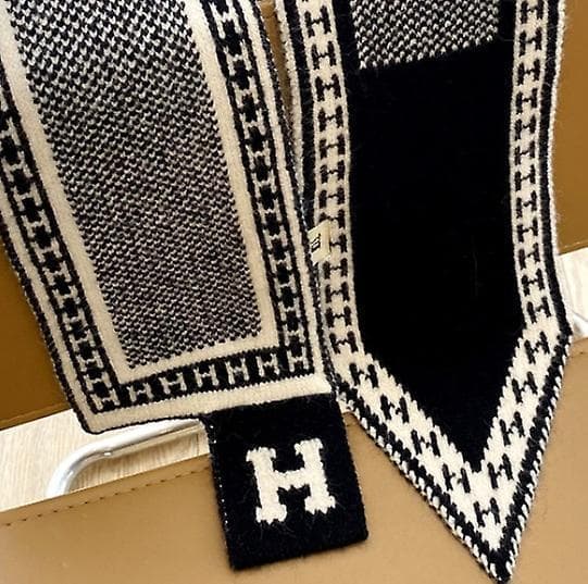 Høst- og vinterskjerf, svart, varmt, strikket ull, lite og varmt skjerf.