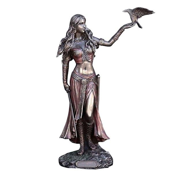 Harpiksstatuer Morrigan Den keltiske krigsgudinnen med kråke og brun A