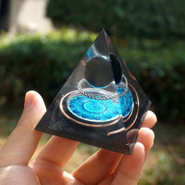 Orgonit Pyramide Obsidian Kugle Gave Nubisk Orgonit Pyramide for Succes Helbredende Krystal Pyramide Helbredende Sten Reiki Beskyttelse