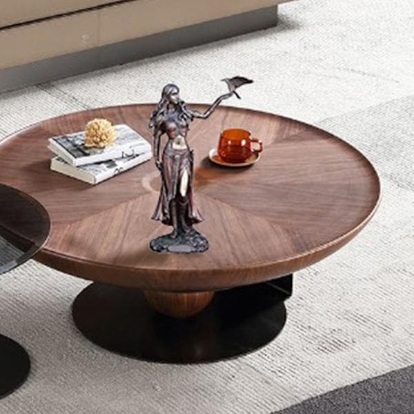 Harpiksstatuer Morrigan Den keltiske krigsgudinnen med kråke og brun A