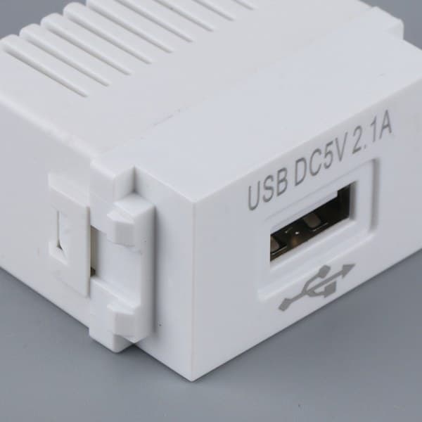 USB-strøm 220V 5V Transformator 2.1A USB-ladekontakt S Hvit