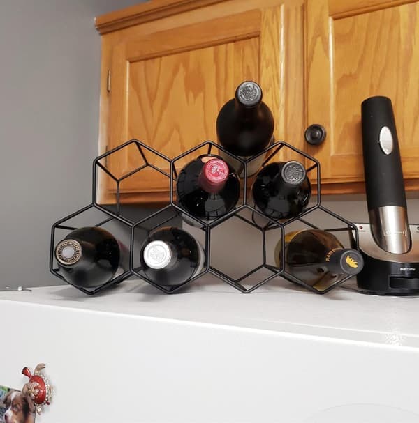 Fritstående metal vinreol til 9 flasker - Sort bikube design