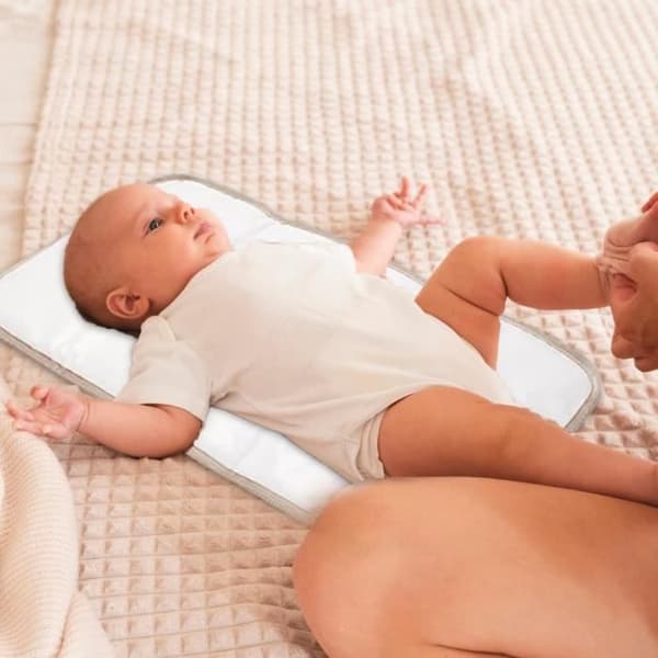 Sammenfoldelig puslemåtte til rejsebrug, puslemåtte til baby, vandtæt bærbar puslemåtte (lyserød)