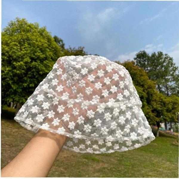 Kvinnors spetsfascinatorhatt sommarhatt breda hattar vit svart spetsklänning kyrkobröllophatt