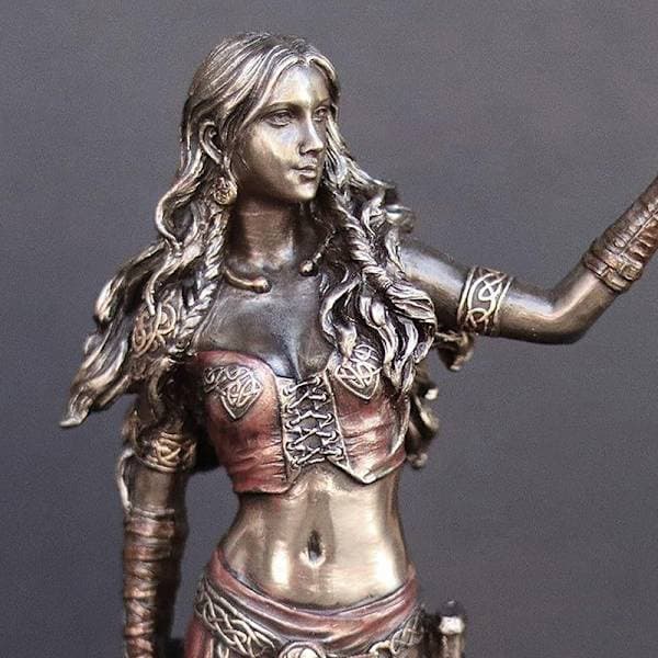 Harpiksstatuer Morrigan Den keltiske krigsgudinnen med kråke og brun A