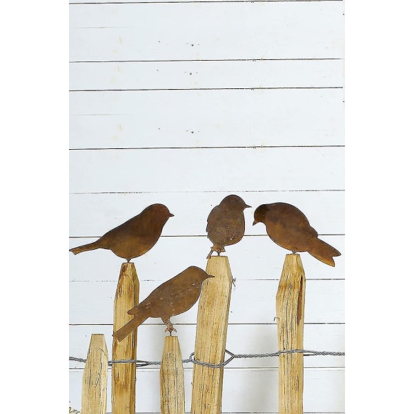 Rustne fugle med skrue til at skrue ind i træ, 4 patinafugle havepæl Rust Rusten havedekoration Egernrust dekorativ træpæl