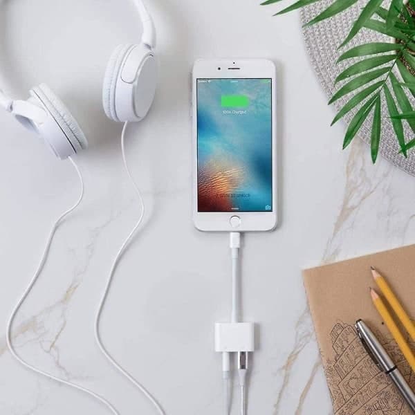 2 kpl iPhone kuulokeadapteri, 2-in-1 Lightning - 3,5 mm audio + laturi