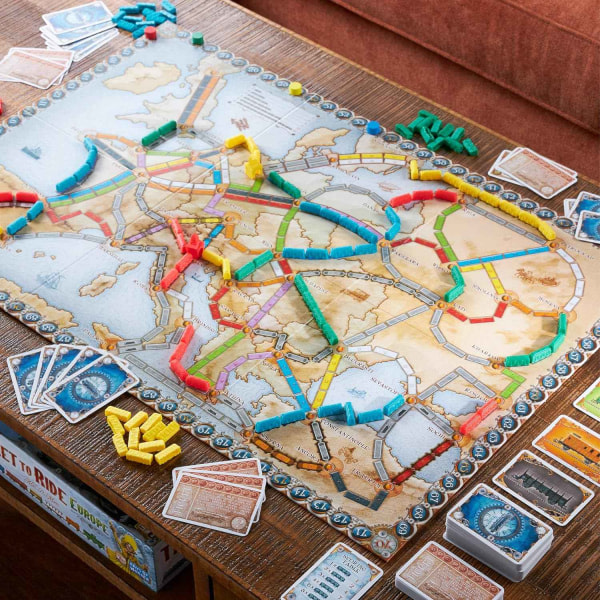 Ticket To Ride Europe -lautapeli | Perhepeli | Lautapelit aikuisille ja perheille | Junapelin keskimääräinen peliaika 30-60 minuuttia | Valmistanut Days of Wonder