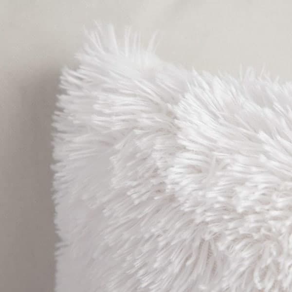 2-pack fluffiga kuddfodral i fuskpäls 43x43cm Vit