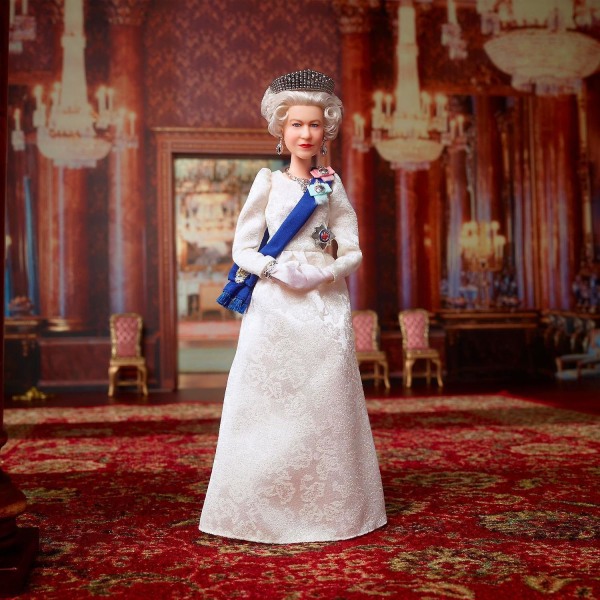 Queen Elizabeth II Platinum Jubilee -nukke norsunluun mekossa, nauhassa, kruunussa ja hansikkaissa nukenpidikkeellä,