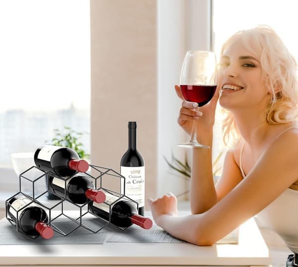 Fritstående metal vinreol til 9 flasker - Sort bikube design