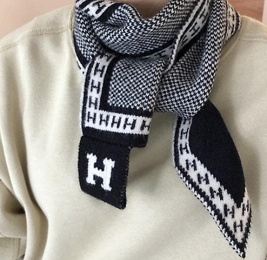 Høst- og vinterskjerf, svart, varmt, strikket ull, lite og varmt skjerf.