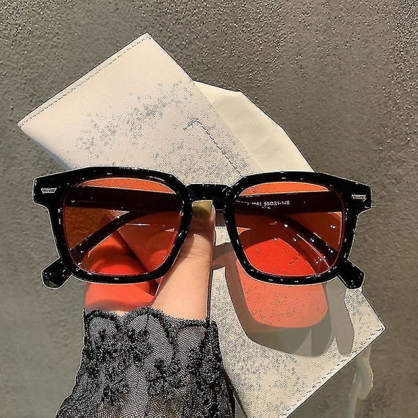 (2-pack) 2022 nya retro solglasögon Fashion Personality Rice Nail Square Solglasögon - ljusa svarta och röda linser