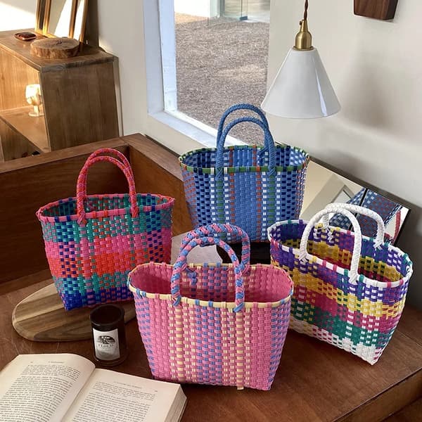 2025 Ny grönsakskorg Sommar Mode PVC Handväska Handvävd Väska Patchwork Randig Tote Strandväskor Plånböcker och Handväskor Blue