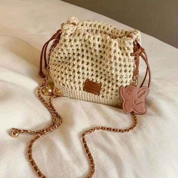 Chic sommarstickad crossbody-väska för damer med justerbar rem - Mångsidig pendlingshandväska med polyesterfoder White