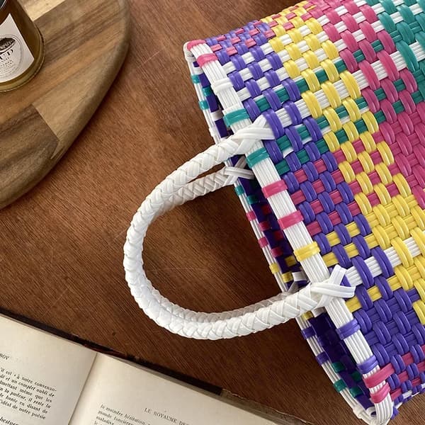2025 Ny grönsakskorg Sommar Mode PVC Handväska Handvävd Väska Patchwork Randig Tote Strandväskor Plånböcker och Handväskor White