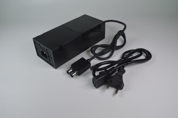 Xbox One AC-adapter 100-240V 220W inkl. strömkabel