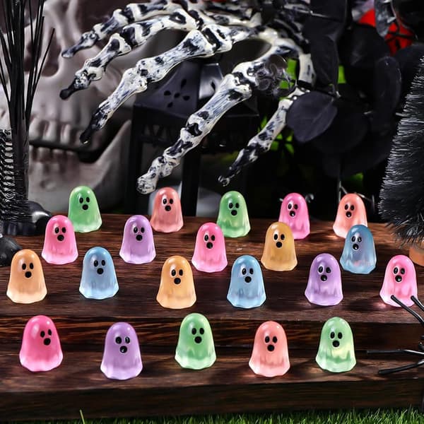 50 Mini Halloween Spøgelsesdekorationer – Sjove Selvlysende Bordpynt (Assorterede Farver, Tilfældigt Afsendt)