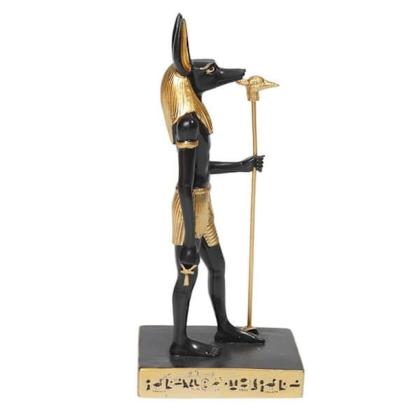Gammel egyptisk gud Anubis med retfærdighedens vægt statue Døden og efterlivets guder vejer hjerte mod strudsefjer figur