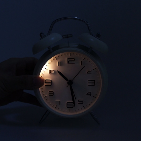 4" paristokäyttöinen kaksoiskelloinen herätyskello, kovaääninen mekaaninen herätyskello stereoskooppisella kellotaululla, yövalo, tikittävä (valkoinen)