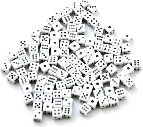 100 blandade D6 mini små tärningar för kasinotemaaktivitet, brädspel, matematikundervisning, fester (5 MM-vit)