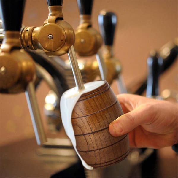 Klassiska ölmuggar i trä i form av fat, handgjorda tekoppar, för kaffe, varma drycker, mjölk