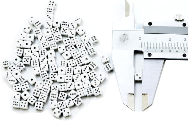100 blandade D6 mini små tärningar för kasinotemaaktivitet, brädspel, matematikundervisning, fester (5 MM-vit)