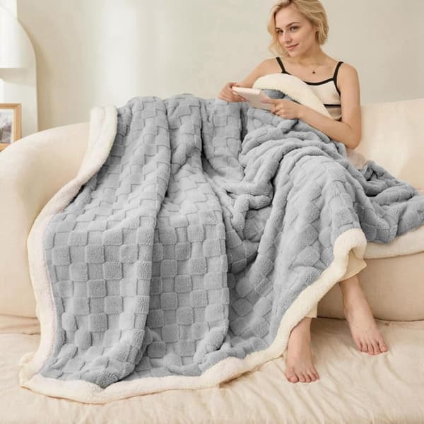 1 stk. plaid i fleece, dobbelt, blødt, luftigt, varmt tæppe til seng og sofa, stort tykt tæppe, lysegrå, 150x200cm. light gray