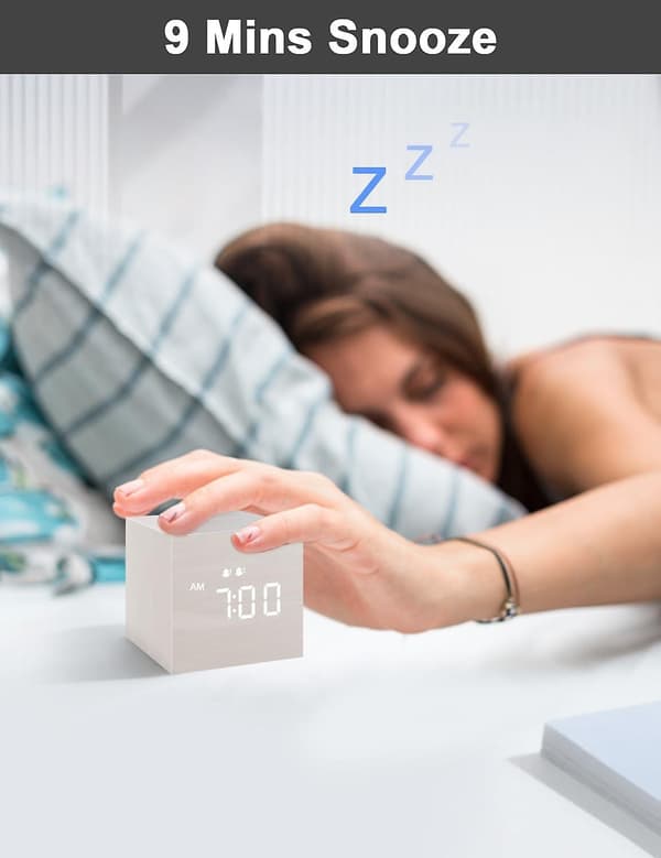 SCSYV Digital Väckarklocka, med LED-display i trä, dubbla larm, 2,5 tums kubisk liten mini-träklocka för sovrum, nattduksbord vit White