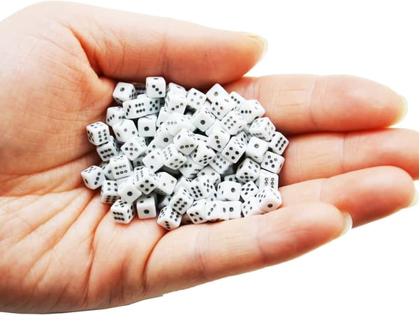 100 blandade D6 mini små tärningar för kasinotemaaktivitet, brädspel, matematikundervisning, fester (5 MM-vit)