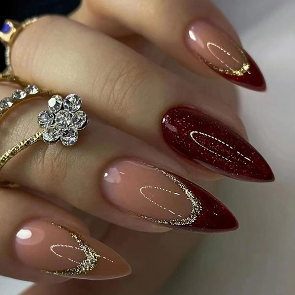 24 st tryck på naglar mandel, medium längd stilett fransk spets falska naglar, röd rosa glänsande falska naglar med guld glitter design, återanvändbara akryl