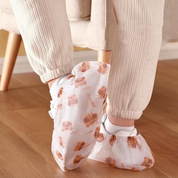 Tecknat tryckt non-woven förtjockade skoskydd engångs inomhus 100Pcs
