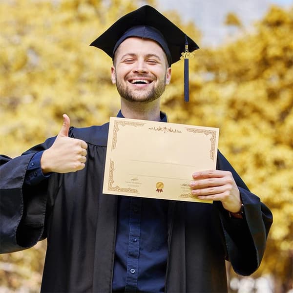 Mat mat 2026 studenterhue med kvast til gymnasiet og bachelor B10
