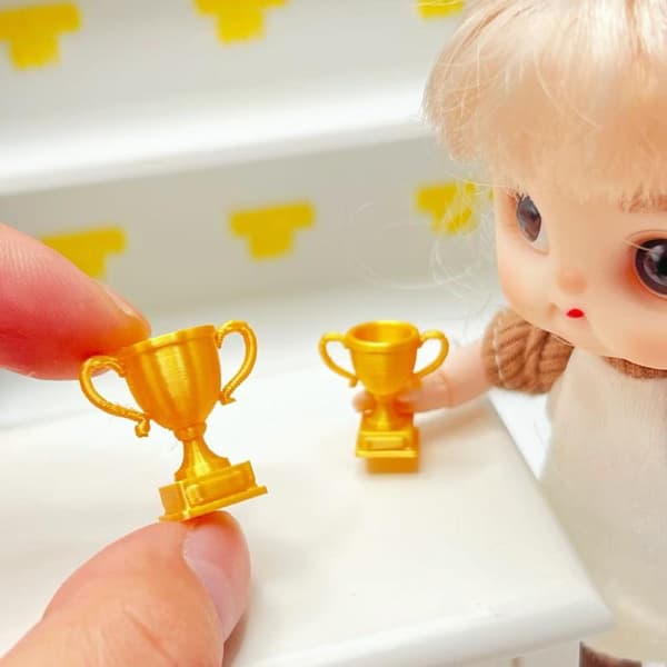 Mini gyllene troféleksaksprydnad för dockhusdekoration ama Sc S