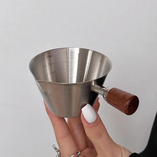 Målebeger i rustfritt stål med trehåndtak 100 ml kaffe M A