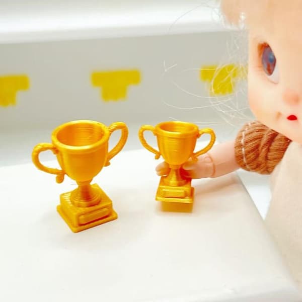 Mini gyllene troféleksaksprydnad för dockhusdekoration ama Sc S