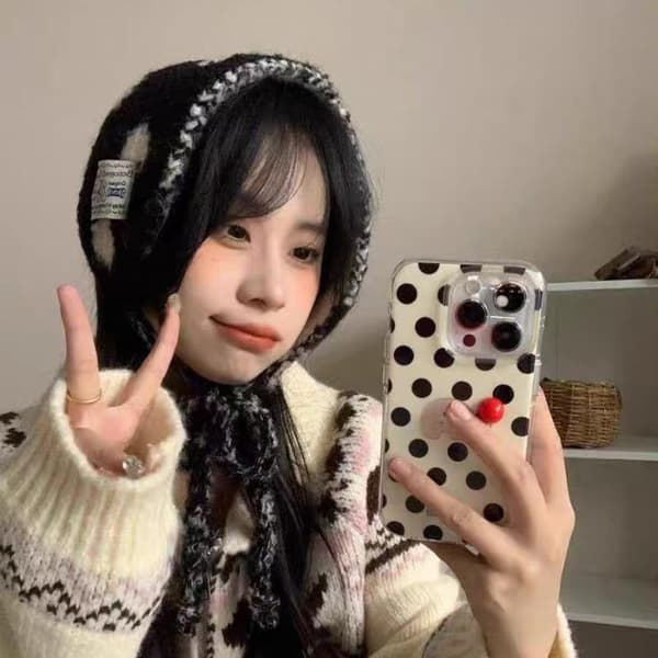 Dam e Polka Dot Fuzzy Stickad Öronlappsmössa Mjuk Varm Tyg Justerbar A8