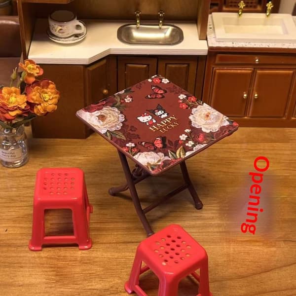 1 set Hellokitty-tema miniatyrbordsmodell med 4 stolar dockhus A5