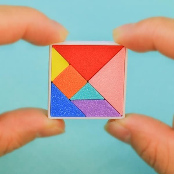 Nukkekodin mini-tangram-palapelisetti, simuloitu värikäs rakennelma