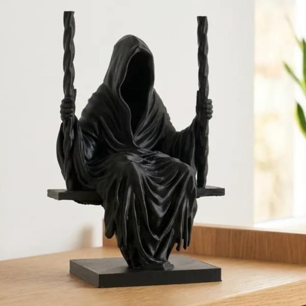 Svingende \"Grim Reaper\"-statue i harpiks, svart hette, miniatyrfigur A
