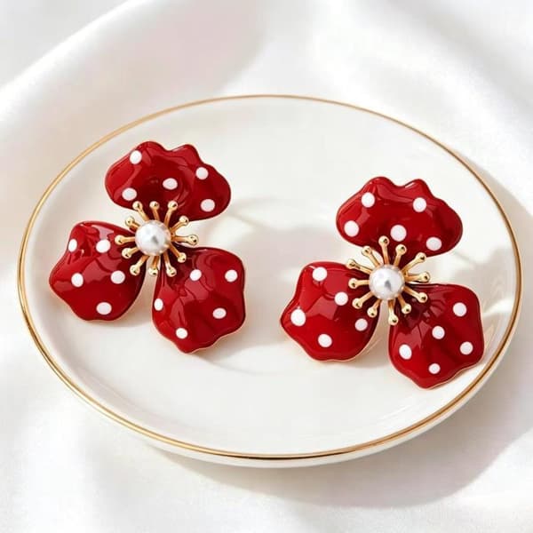 Sorte Polka Dot Blomster Ørestikker Faux Perle Accent Guldfarvet A1