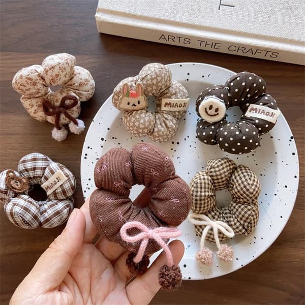 1 stk. e Polstret stofhårscrunchie med tegneseriefigur til piger Da E