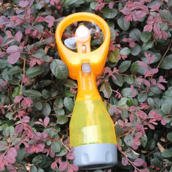 Bärbar handhållen fläkt med kylande spray batteridriven E