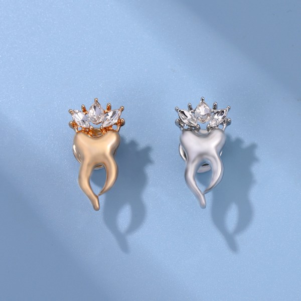 Delikat brosch diamantinlägg krona prydnad metall märke e pin Silver