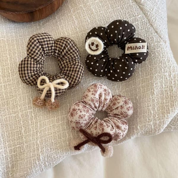 1 stk. e Polstret stofhårscrunchie med tegneseriefigur til piger Da E