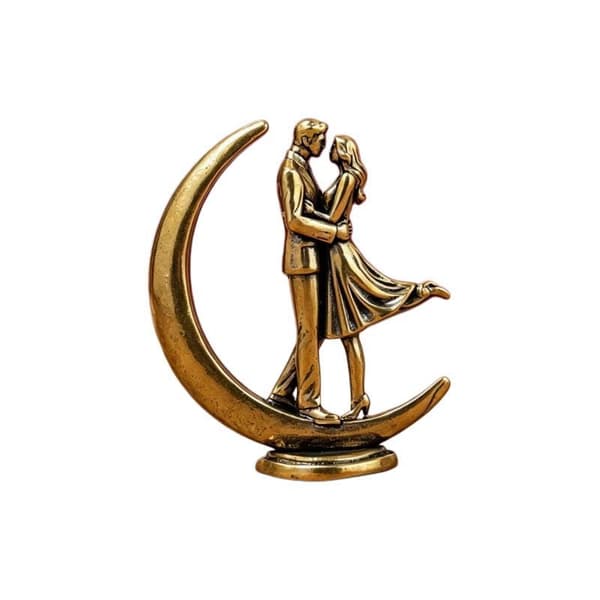 Messingpar som klemmer statue Moderne kunstfigur Håndlaget kjærlighet