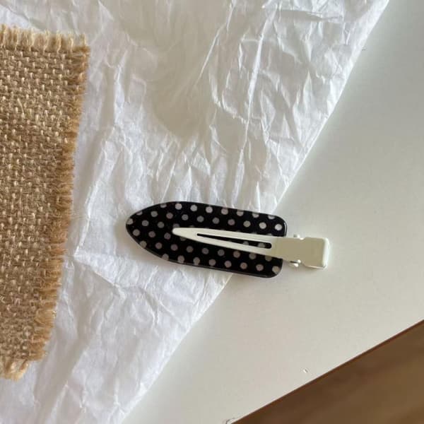 4/8 stk. sorte og hvide prikkede hårklemmer til sidepandehår 4Pcs