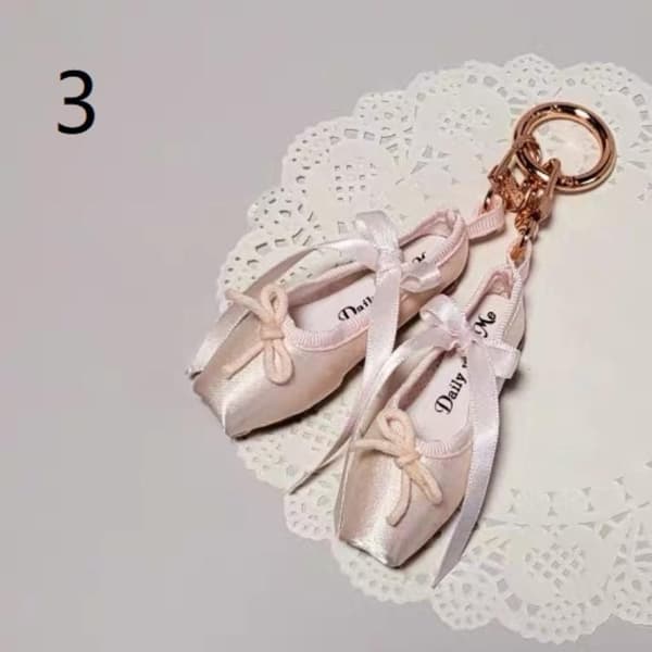 Nøkkelring med mini satengballettsko og delikate sløyfer 2